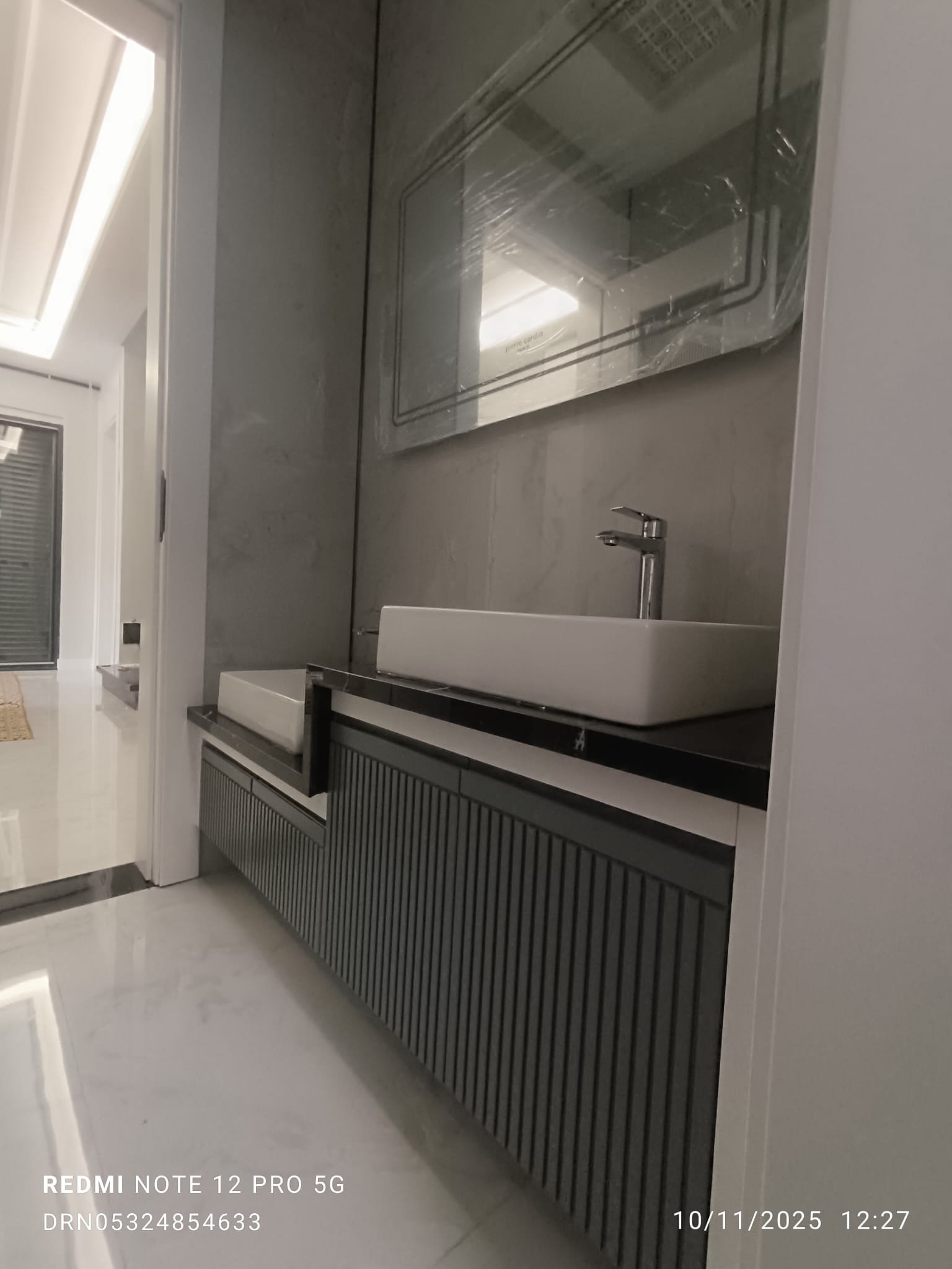 Banyo tasarımı ve banyo dolabı üretiminde modern, estetik ve kullanışlı çözümler sunuyoruz.