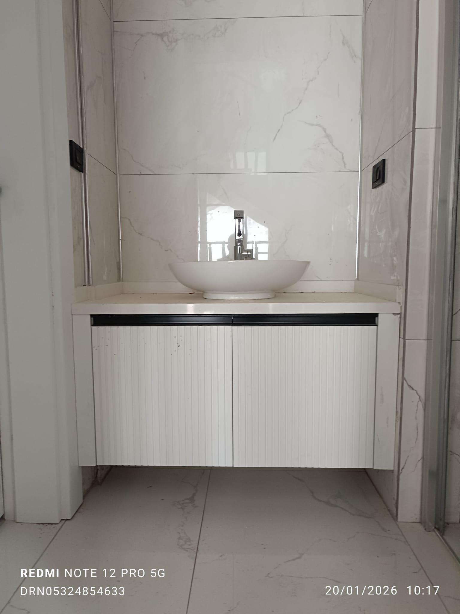 Banyo tasarımı ve banyo dolabı üretiminde modern, estetik ve kullanışlı çözümler sunuyoruz.