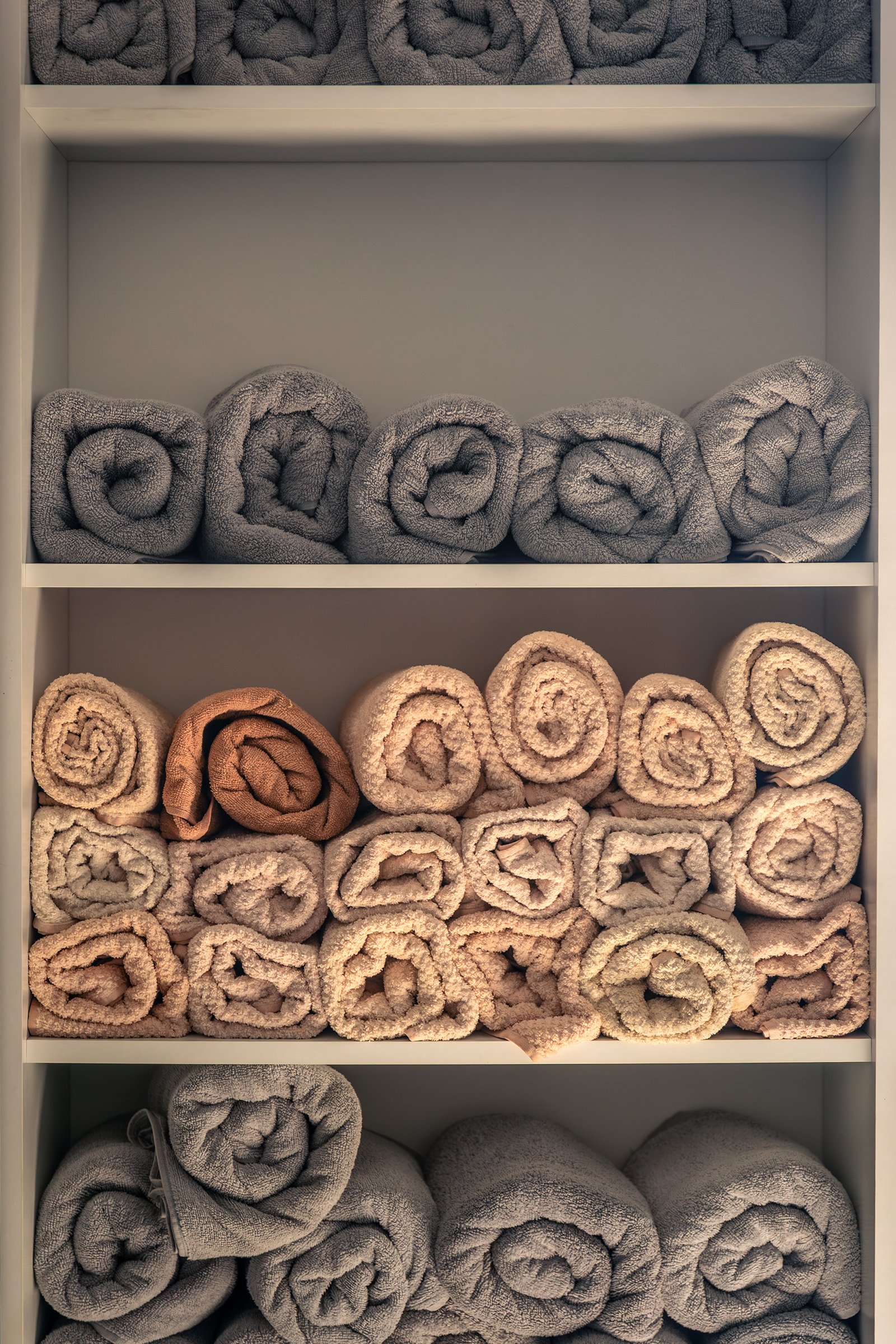 Banyo tasarımı ve banyo dolabı üretiminde modern, estetik ve kullanışlı çözümler sunuyoruz.