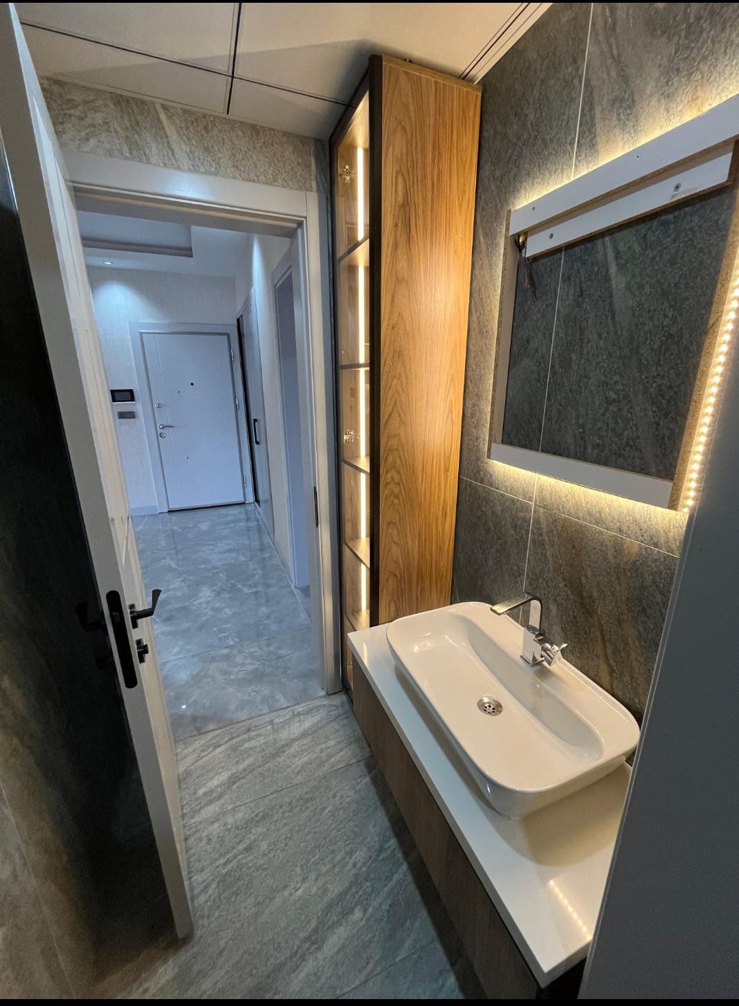 Banyo tasarımı ve banyo dolabı üretiminde modern, estetik ve kullanışlı çözümler sunuyoruz.