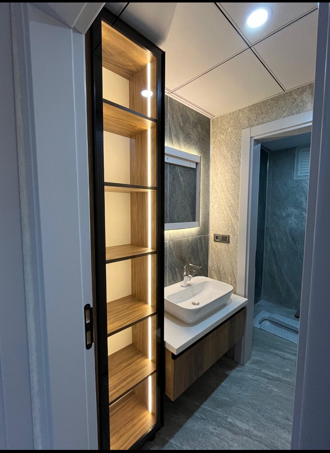 Banyo tasarımı ve banyo dolabı üretiminde modern, estetik ve kullanışlı çözümler sunuyoruz.