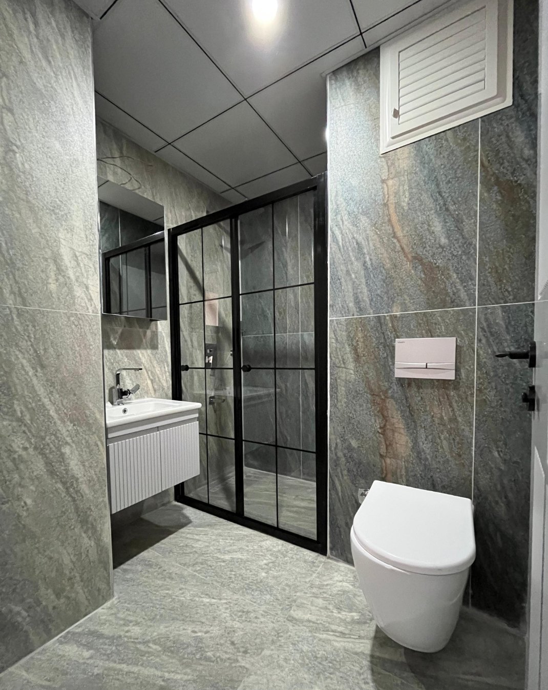 Banyo tasarımı ve banyo dolabı üretiminde modern, estetik ve kullanışlı çözümler sunuyoruz.