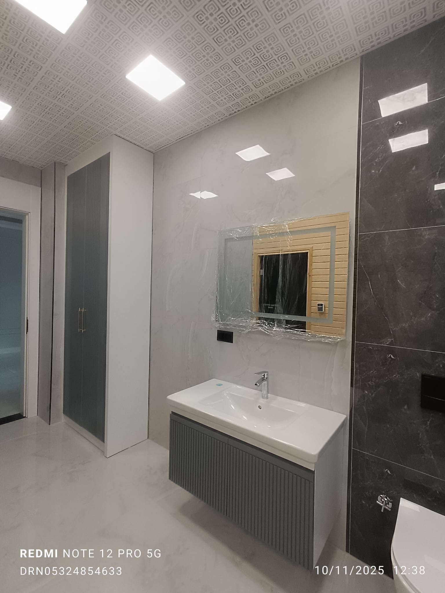 Banyo tasarımı ve banyo dolabı üretiminde modern, estetik ve kullanışlı çözümler sunuyoruz.