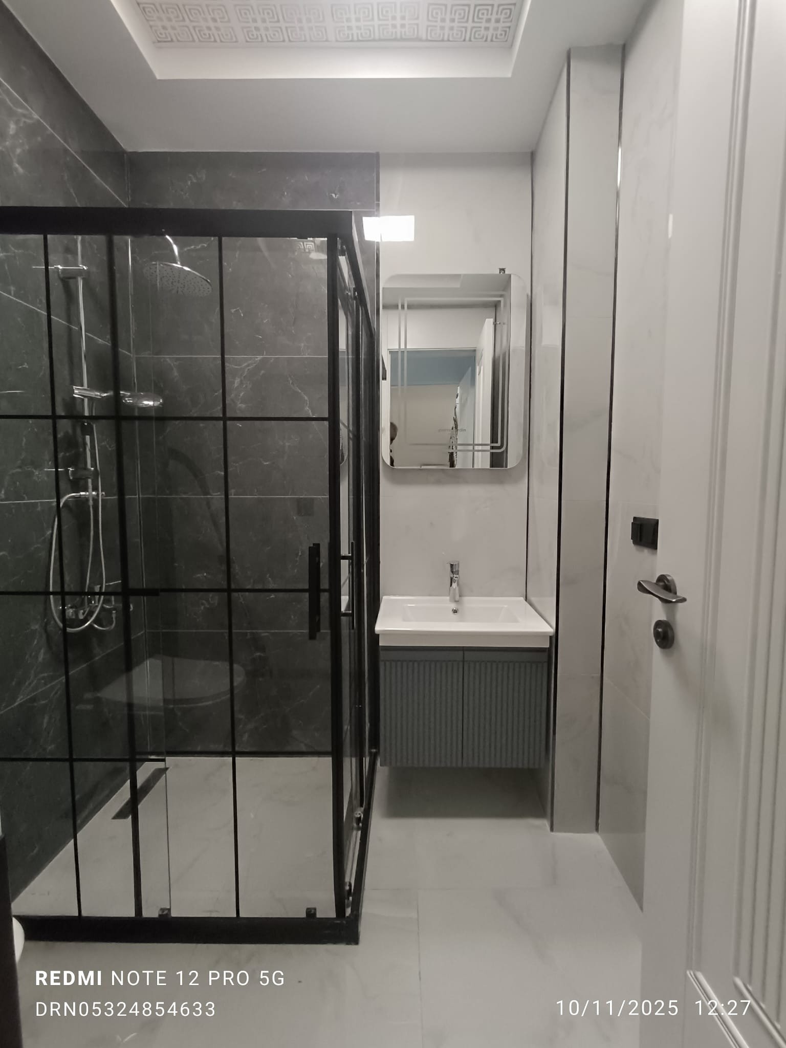 Banyo tasarımı ve banyo dolabı üretiminde modern, estetik ve kullanışlı çözümler sunuyoruz.