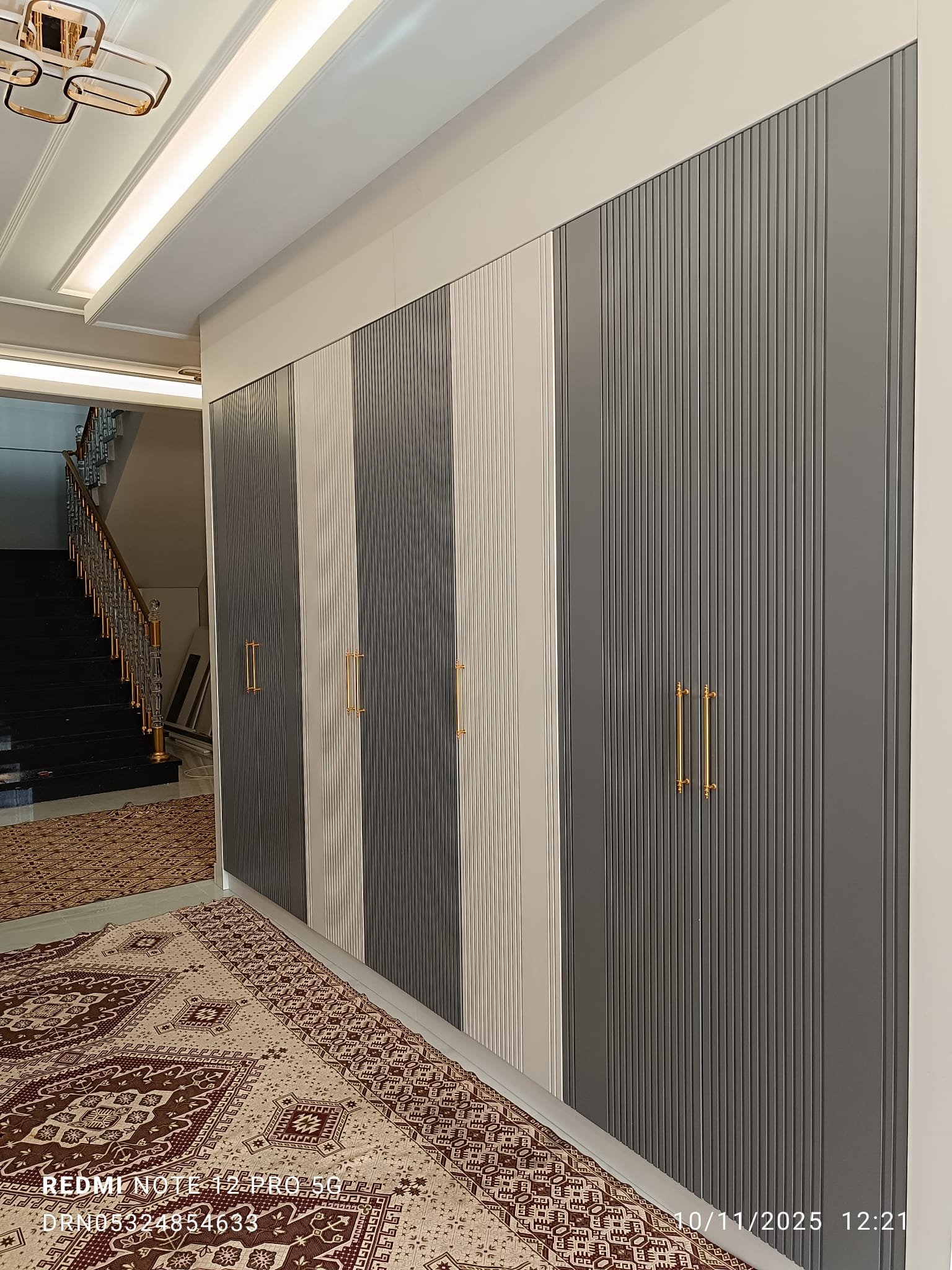 Salon ve yaşam alanlarına özel ahşap mobilya çözümleri üreterek estetik, konfor ve işlevselliği bir araya getiriyoruz.
