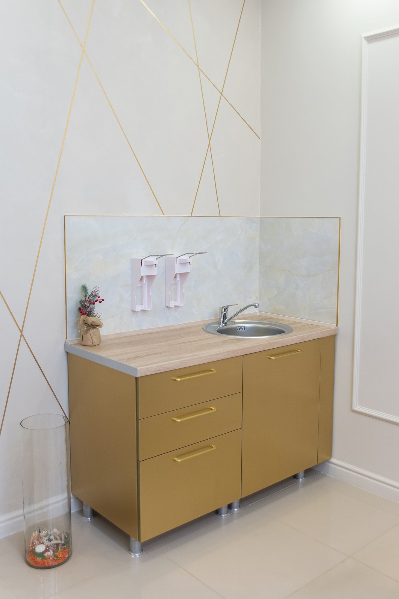 Banyo tasarımı ve banyo dolabı üretiminde modern, estetik ve kullanışlı çözümler sunuyoruz.