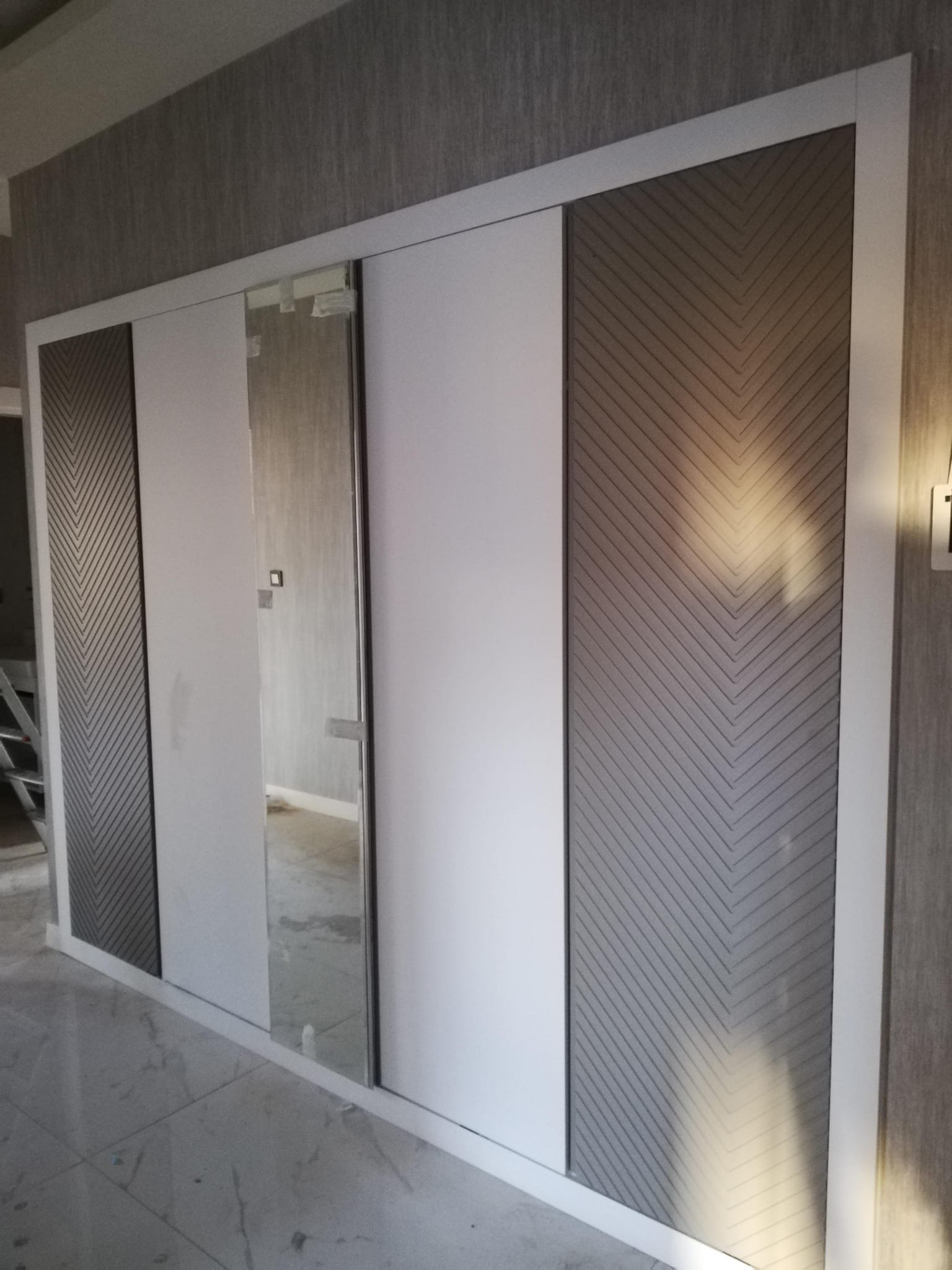 Salon ve yaşam alanlarına özel ahşap mobilya çözümleri üreterek estetik, konfor ve işlevselliği bir araya getiriyoruz.