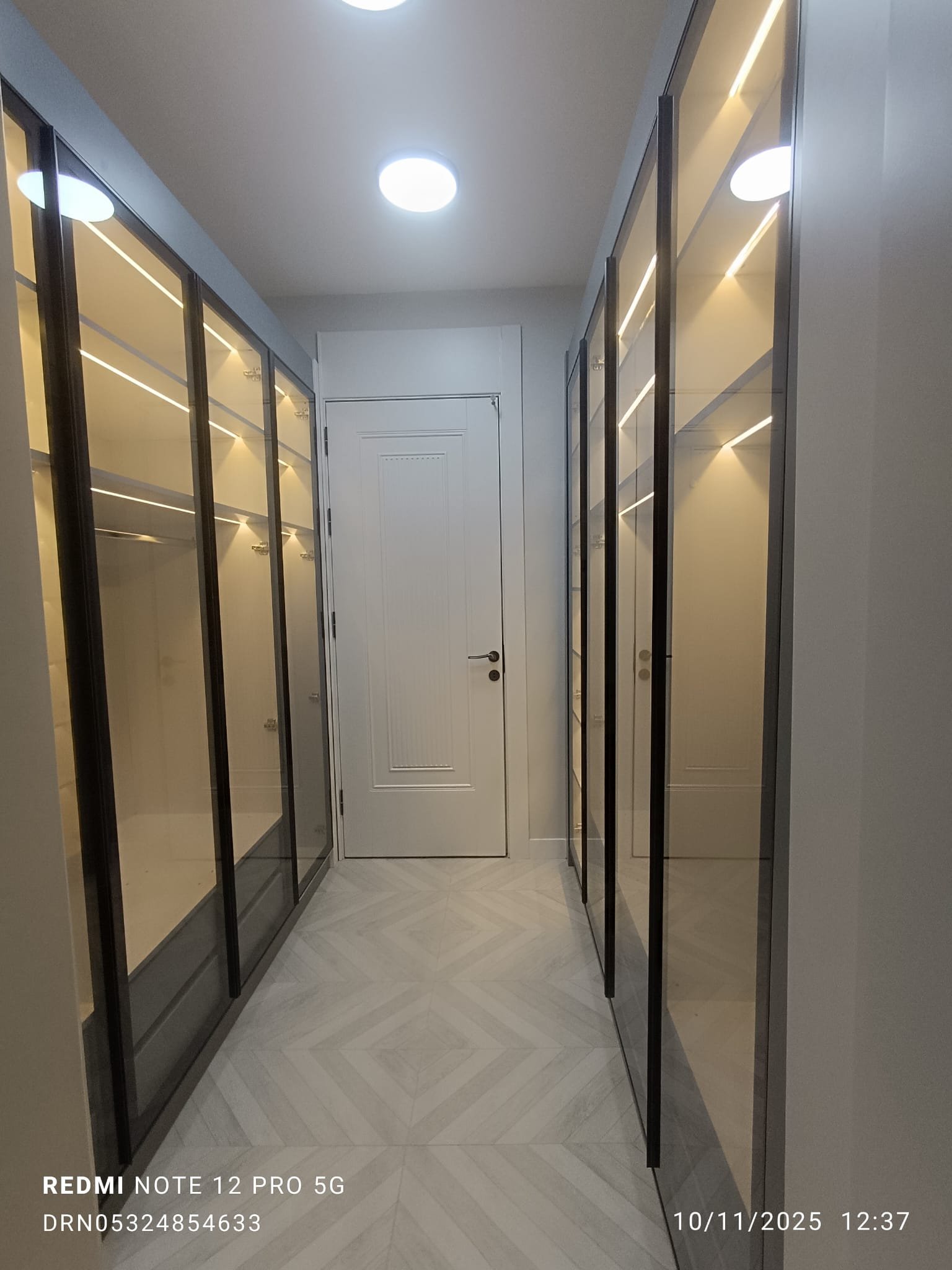 Salon ve yaşam alanlarına özel ahşap mobilya çözümleri üreterek estetik, konfor ve işlevselliği bir araya getiriyoruz.