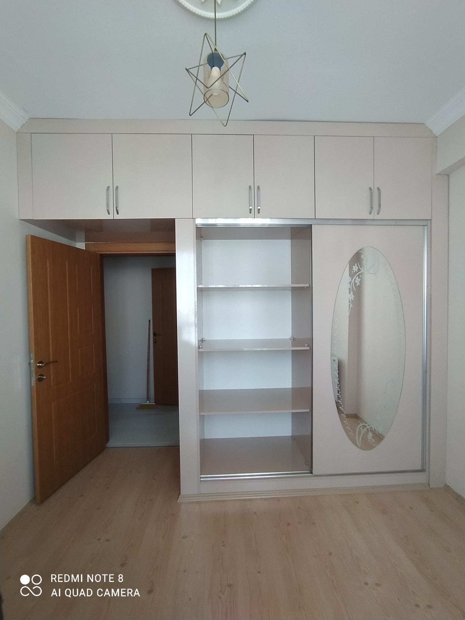 Salon ve yaşam alanlarına özel ahşap mobilya çözümleri üreterek estetik, konfor ve işlevselliği bir araya getiriyoruz.