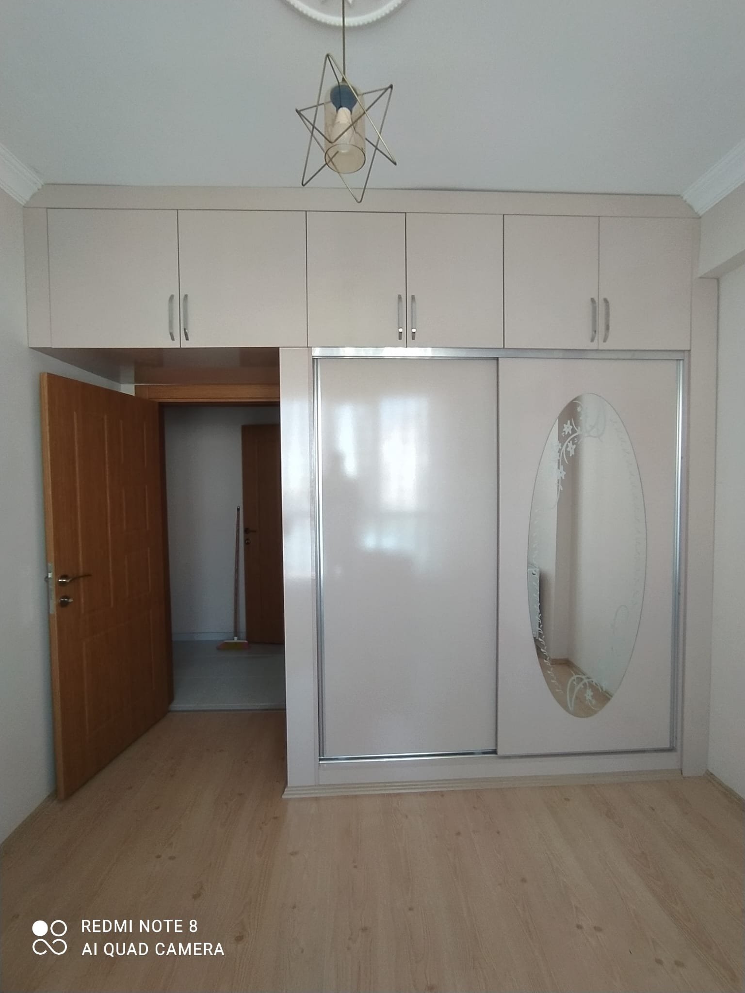 Salon ve yaşam alanlarına özel ahşap mobilya çözümleri üreterek estetik, konfor ve işlevselliği bir araya getiriyoruz.