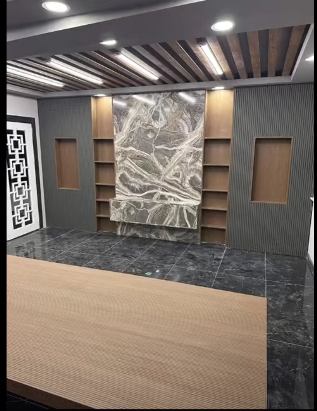 Salon ve yaşam alanlarına özel ahşap mobilya çözümleri üreterek estetik, konfor ve işlevselliği bir araya getiriyoruz.