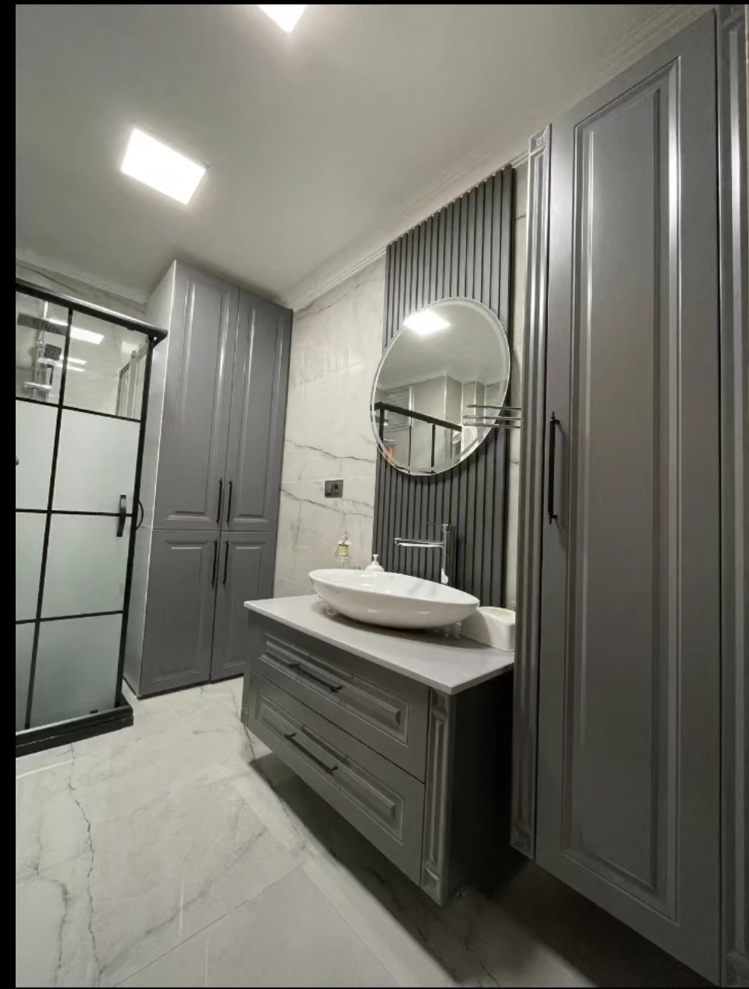 Banyo tasarımı ve banyo dolabı üretiminde modern, estetik ve kullanışlı çözümler sunuyoruz.